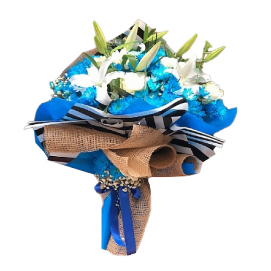 Premium Beyaz Lilyum ve Mavi Papatya Buketi (~35 cm)