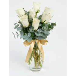 Sarı Kurdeleli Kristal Cam Vazoda 7'li Beyaz Gül