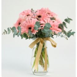 Sarı Kurdeleli Kristal Cam Vazoda Pembe Gerberalar