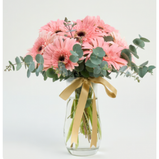 Sarı Kurdeleli Kristal Cam Vazoda Pembe Gerberalar