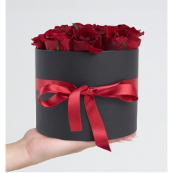 Siyah Silindir Kutuda 13 Kırmızı Gül