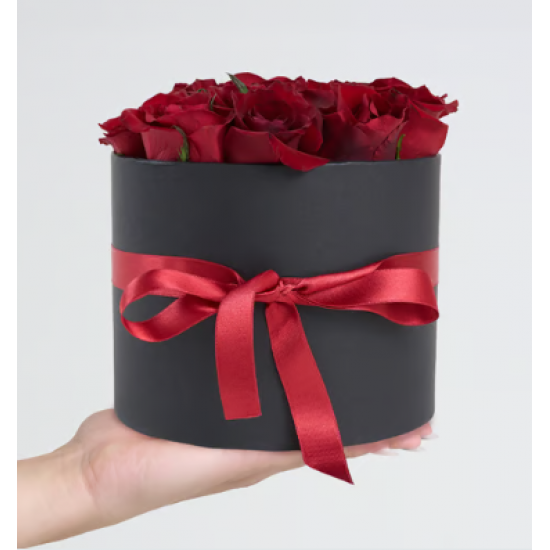 Siyah Silindir Kutuda 13 Kırmızı Gül