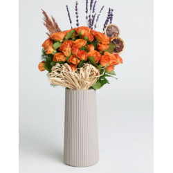 Bej Çizgili Polimer Vazoda Turuncu Çardak Güller