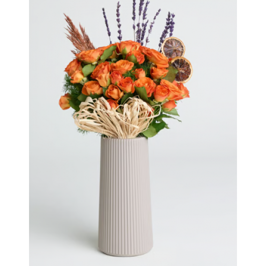Bej Çizgili Polimer Vazoda Turuncu Çardak Güller
