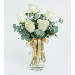 Sarı Kurdeleli Kristal Cam Vazoda 5'li Beyaz Gül