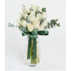 Yeşil Kurdeleli Kristal Cam Vazoda 15 Beyaz Gül