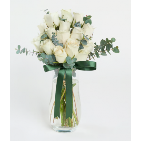 Yeşil Kurdeleli Kristal Cam Vazoda 15 Beyaz Gül